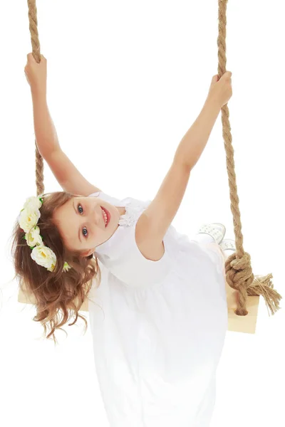 Menina balançando em um balanço — Fotografia de Stock