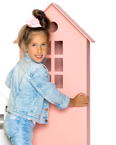 Bambina sta giocando con le case di legno . — Foto Stock
