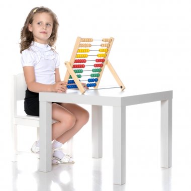 Kız abacus üzerinde sayar