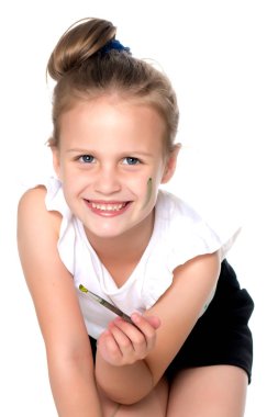 Onun elinde bir fırçayla küçük kız