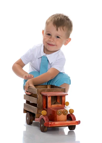 Een jongetje speelt met een speelgoedauto. — Stockfoto