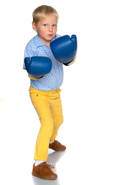 Μικρό αγόρι σε γάντια του μποξ — Φωτογραφία Αρχείου