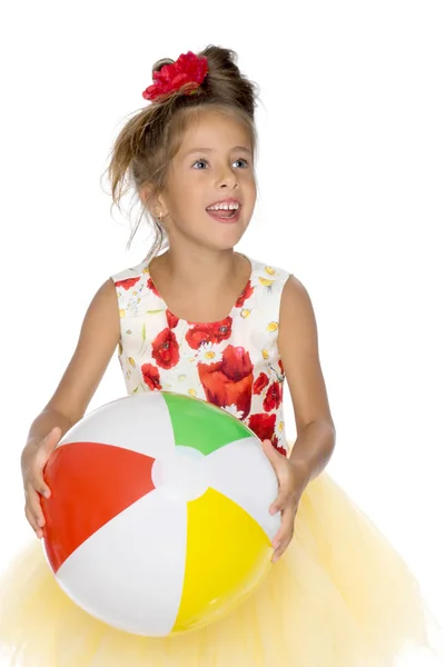 Niña está jugando con una pelota — Foto de Stock