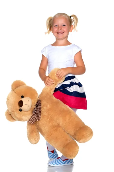 Маленька дівчинка з плюшевим ведмедем — стокове фото