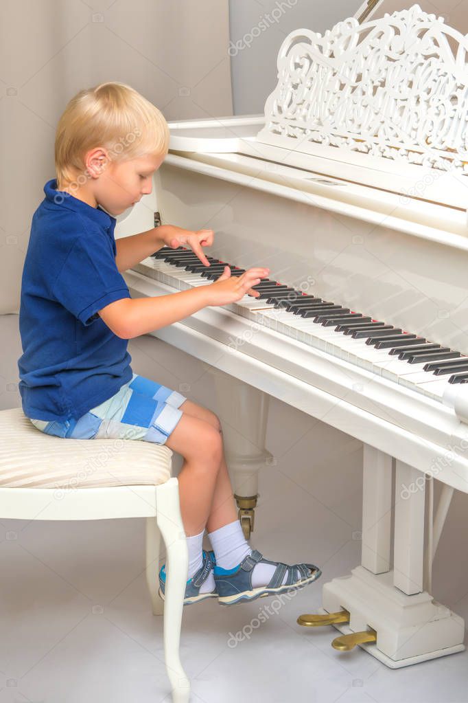 Bambino che suona il pianoforte Foto Stock Foto, Immagini