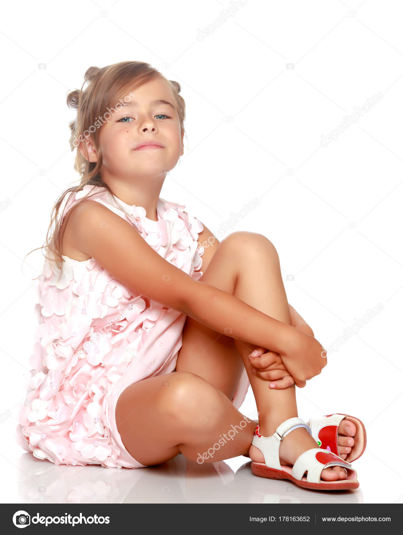 La petite fille est assise par terre. image libre de droit par lotosfoto1 ©  #178163652