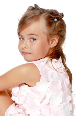 Küçük kız yerde oturuyor..