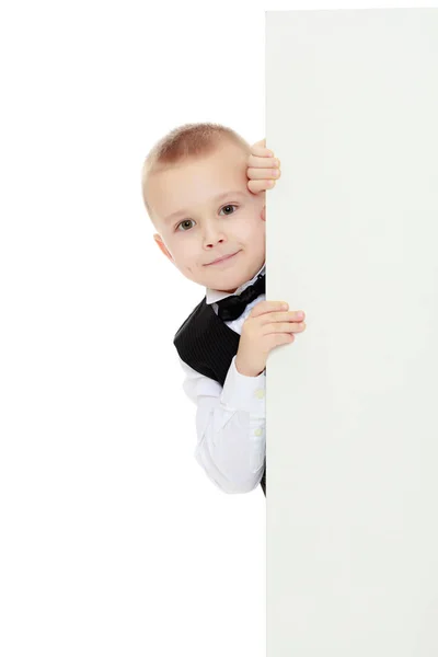 Junge blickt über weißes Banner. — Stockfoto