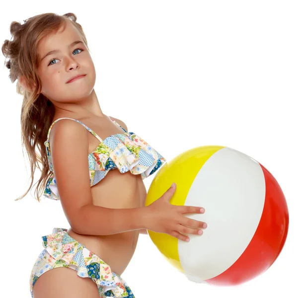 Bambina in costume da bagno con una palla — Foto Stock