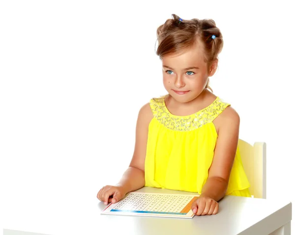 Uma menina está estudando coisas Montessori. — Fotografia de Stock