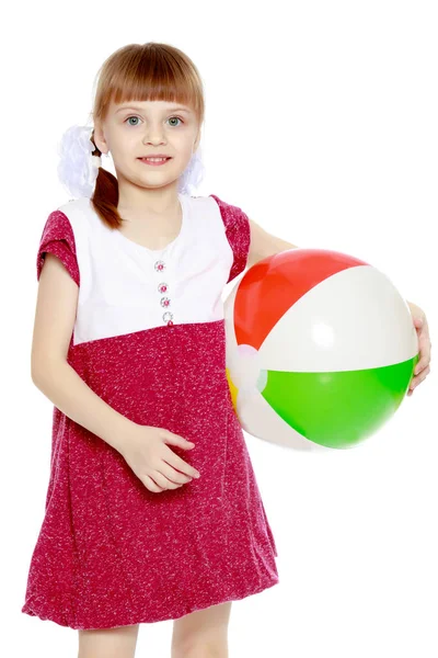 Menina está brincando com uma bola . — Fotografia de Stock