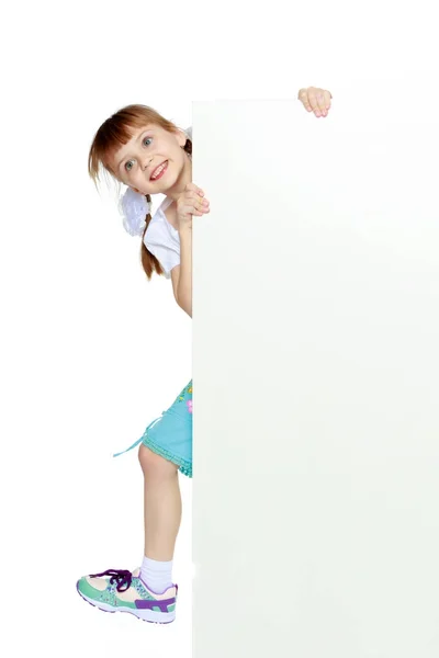 Une fille montre une publicité sur une bannière blanche . — Photo