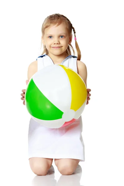 Menina está brincando com uma bola — Fotografia de Stock