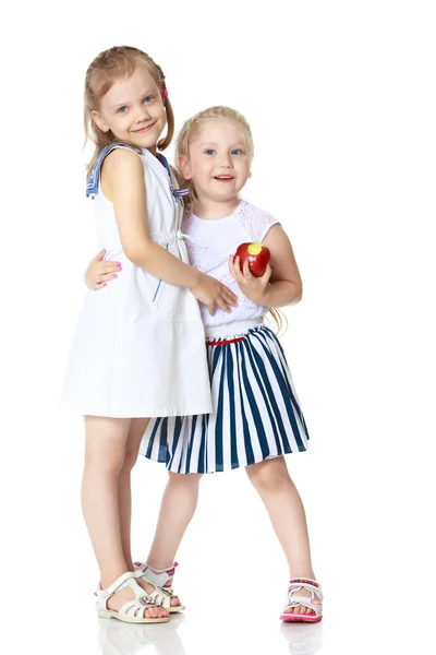 Twee kleine meisjes met een appel — Stockfoto