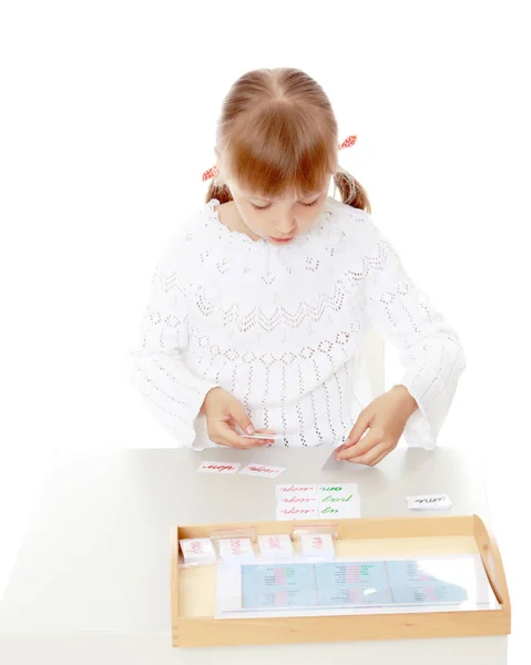 Ein kleines Mädchen lernt Montessori-Sachen. — Stockfoto