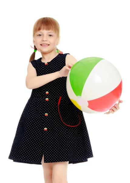 Menina está brincando com uma bola — Fotografia de Stock