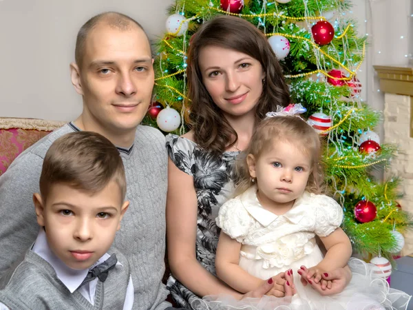 Μεγάλη ευτυχισμένη οικογένεια με παιδιά κοντά το χριστουγεννιάτικο δέντρο. — Φωτογραφία Αρχείου