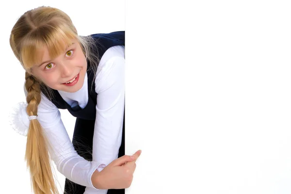 Niña está mostrando un dedo en una pancarta blanca . — Foto de Stock