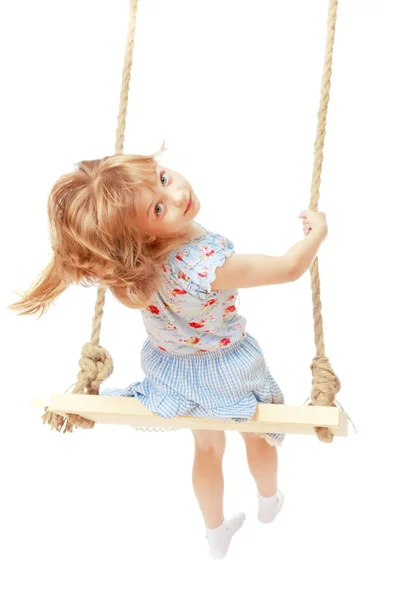 Klein meisje swingen op een swing — Stockfoto