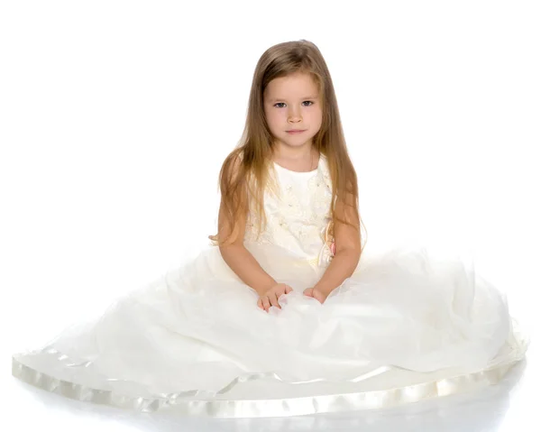Маленька принцеса в білій сукні — стокове фото