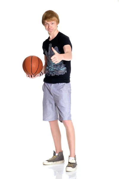 Bra gjort kille med en boll för basket — Stockfoto