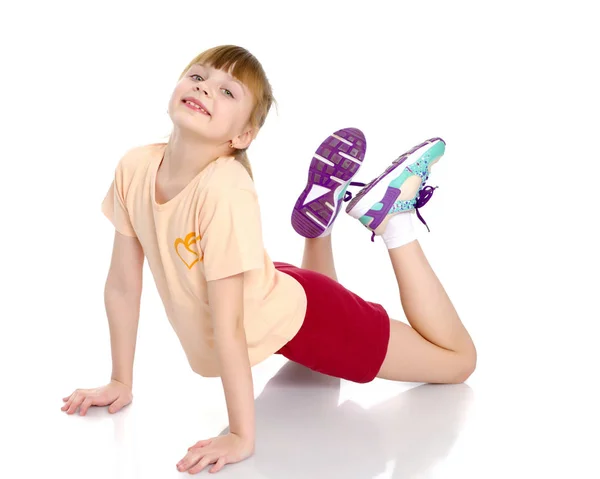 Gimnastyczka wykonuje akrobatyczny element na podłodze. — Zdjęcie stockowe