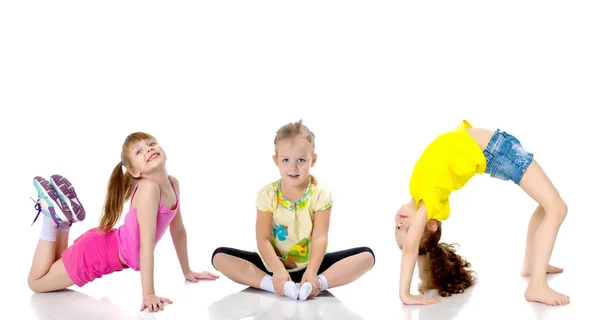 Un grupo de chicas gimnastas realizan ejercicios . — Foto de Stock