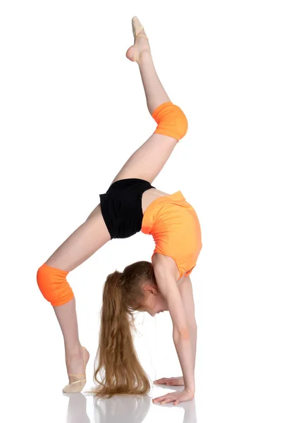 Le gymnaste effectue un pont avec une jambe relevée . — Photo