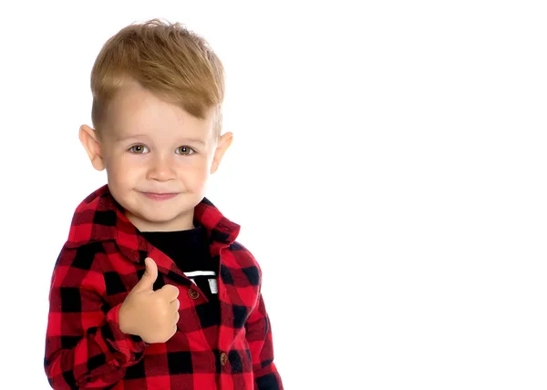 En liten pojke håller upp ett finger. — Stockfoto