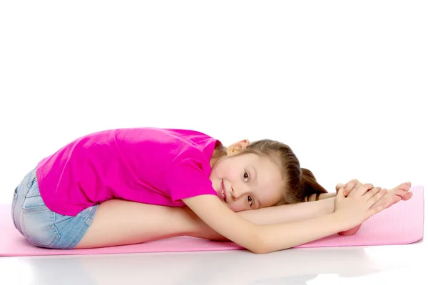 Gymnasten utför ett akrobatiskt element på golvet. — Stockfoto