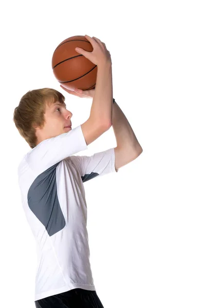 Баскетболист бросает на ринг — стоковое фото