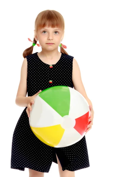 Menina está brincando com uma bola — Fotografia de Stock