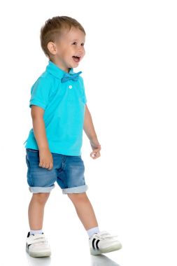 Küçük çocuk duygusal olarak kollarını sallıyor..