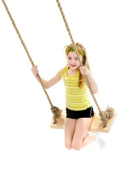 Küçük kız sallanıyor salıncakta