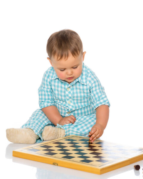 Мальчик играет в шахматы
