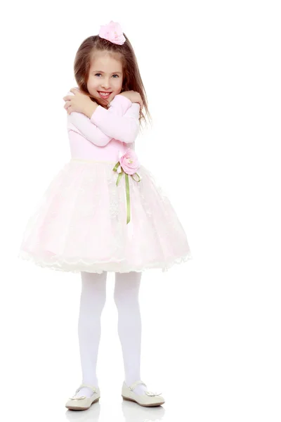 hermosa coqueta, tímido pequeño niña 5-6 años viejo, en pie terminado  rosado aislado antecedentes. niños modas y belleza 25912770 Foto de stock  en Vecteezy