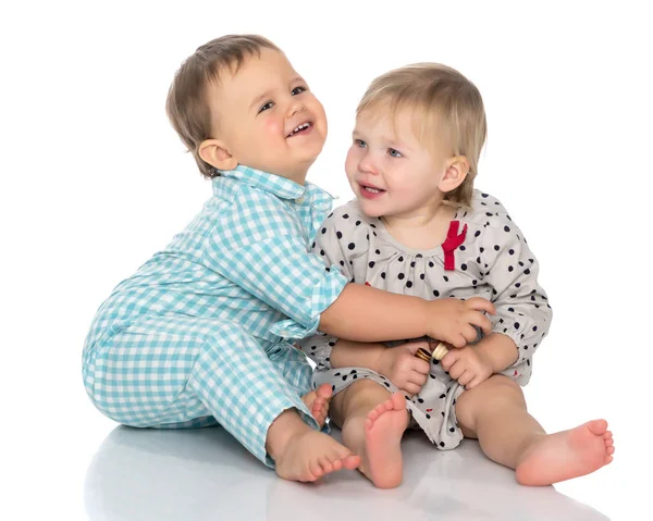 Bebês meninos e uma menina bonito abraço . — Fotografia de Stock