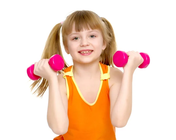 Niña haciendo ejercicios con pesas. — Foto de Stock