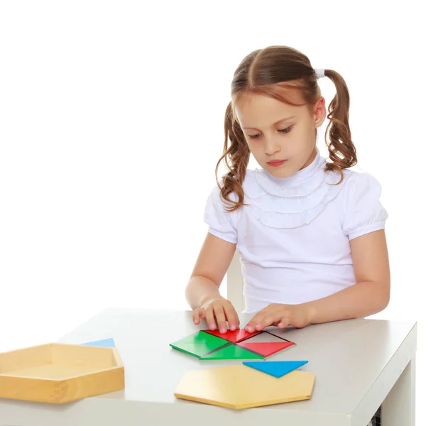 A little girl is studying Montessori stuff. — Stock Photo, Image