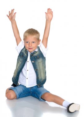 küçük çocuk yere oturmak