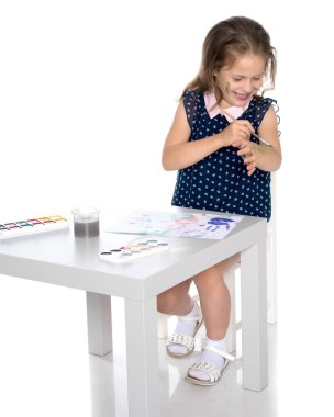 Küçük kız boyalar ile kirli var.