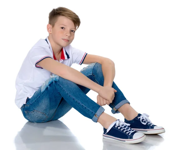 Moda chico adolescente sentado en el suelo . —  Fotos de Stock