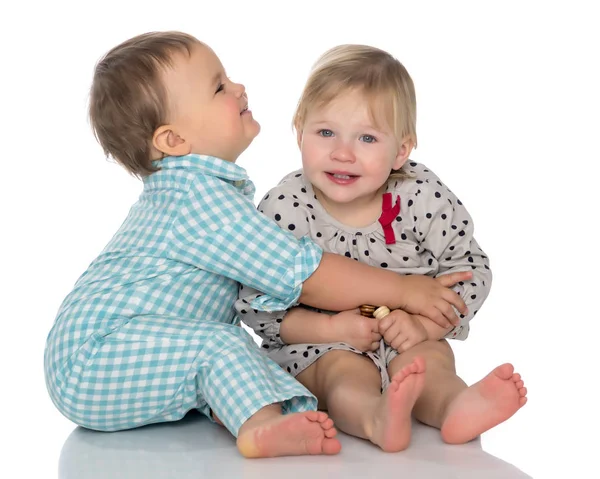 Bebês meninos e uma menina bonito abraço . — Fotografia de Stock