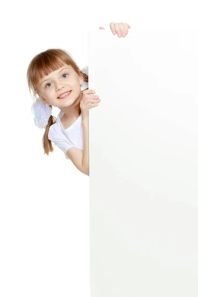 Дівчина показує рекламу на білому банері . — стокове фото