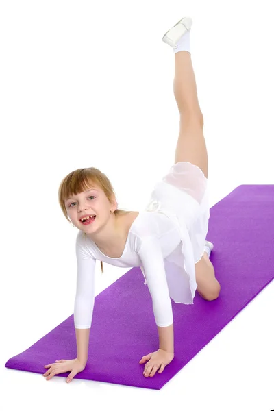 어린 소녀는 체조 연습을 한다. — 스톡 사진