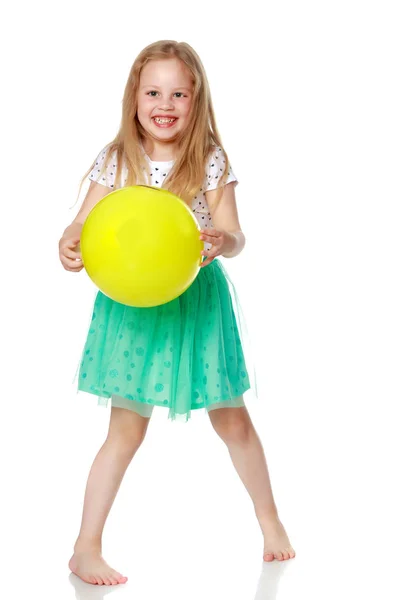 Kleines Mädchen spielt mit einem Ball — Stockfoto