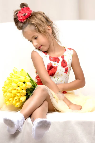 Holčička s kyticí květin — Stock fotografie