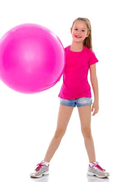 Κοριτσάκι κάνει ασκήσεις σε μια μεγάλη μπάλα για fitness. — Φωτογραφία Αρχείου