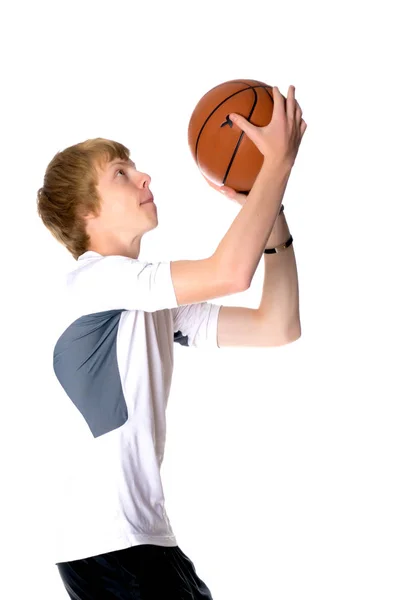 Jogador de basquete joga no ringue — Fotografia de Stock