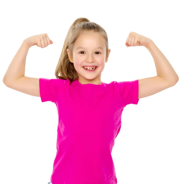 Uma menina mostra seus músculos . — Fotografia de Stock